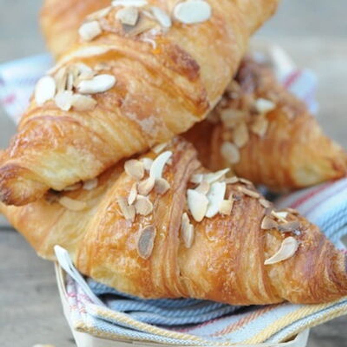 Croissant au miel et aux amandes