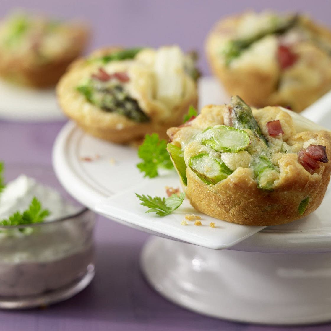 Spargel-Muffins mit Kräuter-Dip