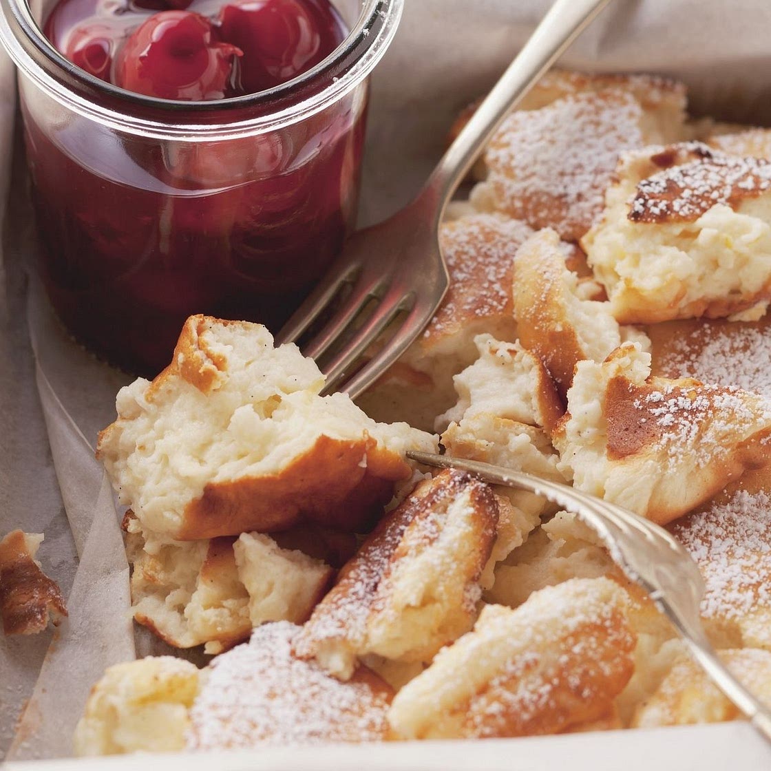 Quark-Grieß-Schmarrn mit Kirschen