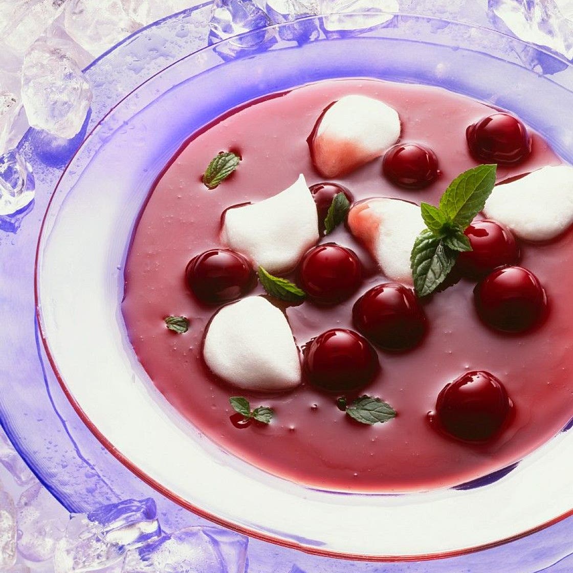 Kirschsuppe mit Schneenocken