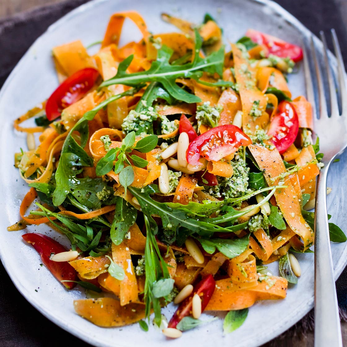 Möhren-Tagliatelle mit Tomaten und Rucola