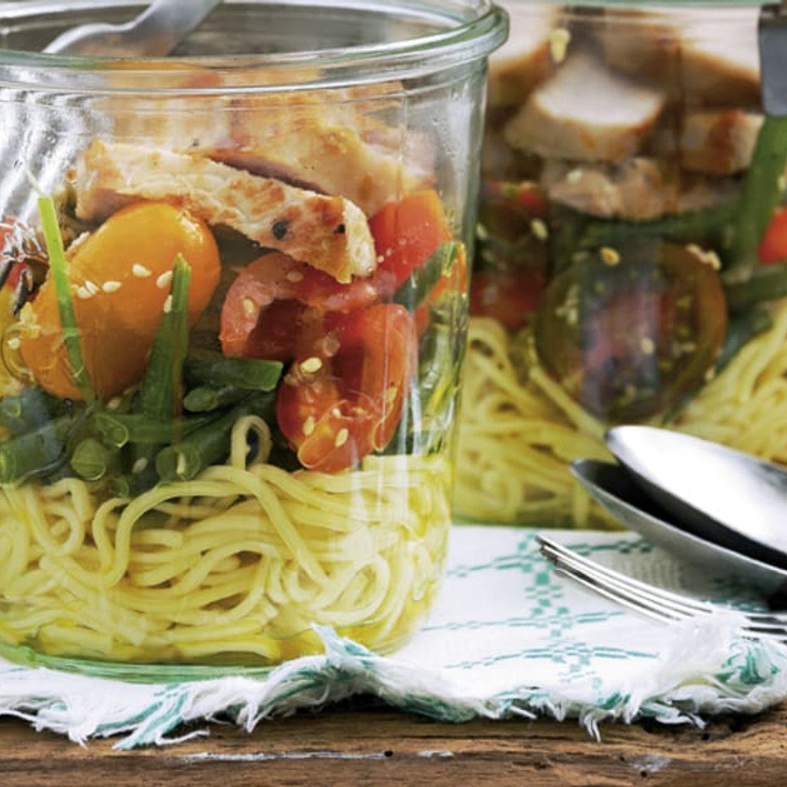 Chinesischer Nudelsalat im Glas mit Fleischstreifen