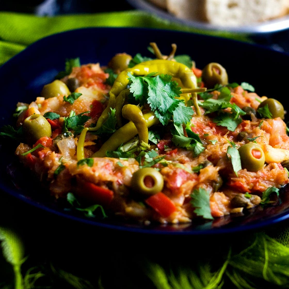 Delicioso atún de lata a la vizcaína con chiles güeros, ¡ideal para Navidad!