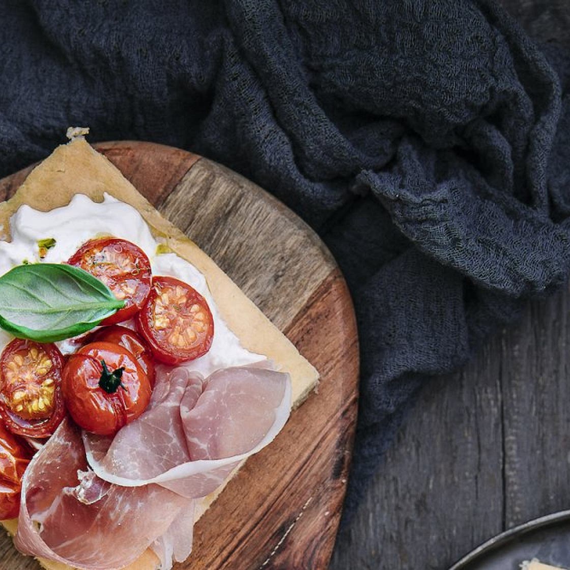 Focaccia aux tomates cerises et chiffonade de jambon cru
