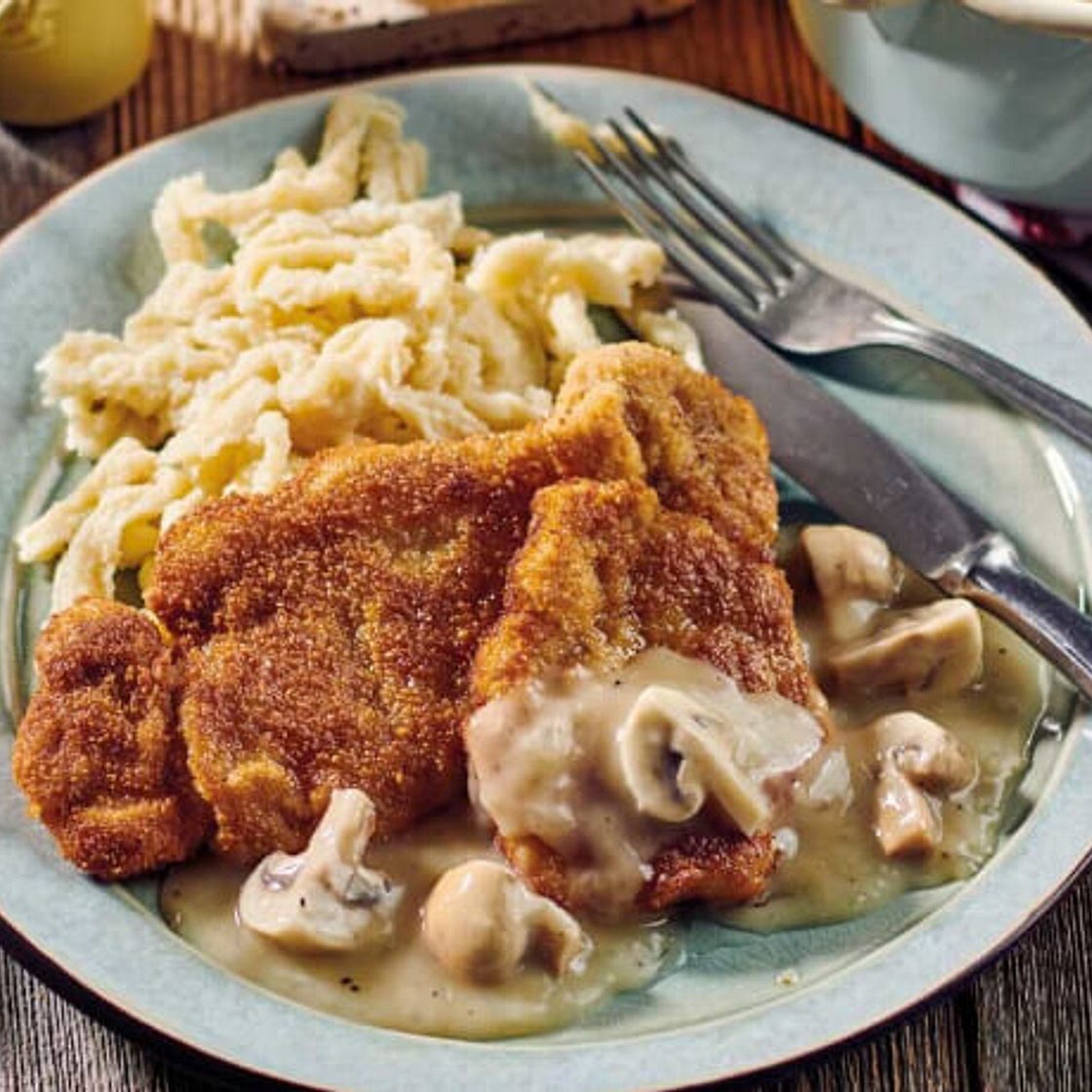 Schnitzel mit Spätzle und Champignon-Rahmsauce