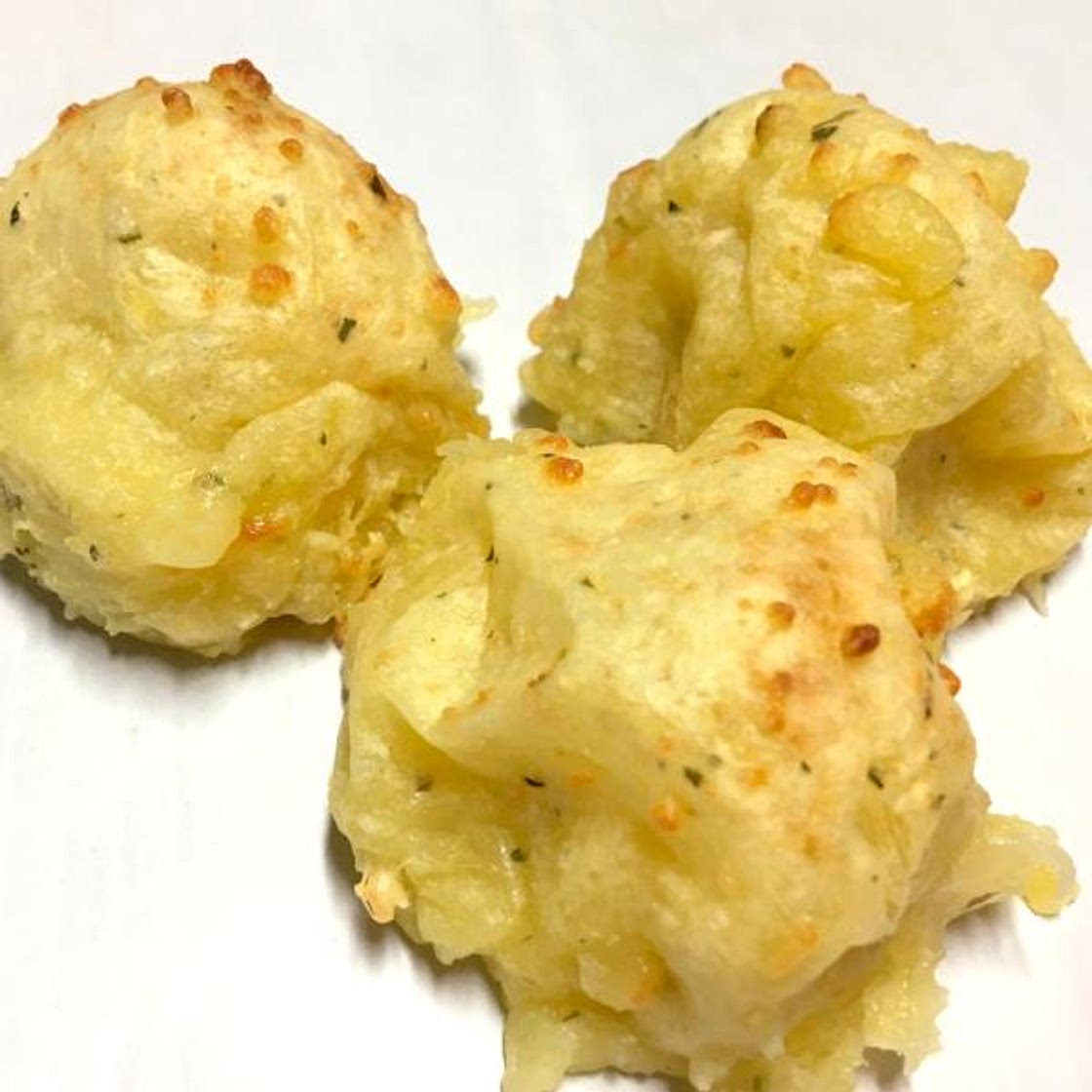 Receita de Bolinho de mandioca recheado e assado