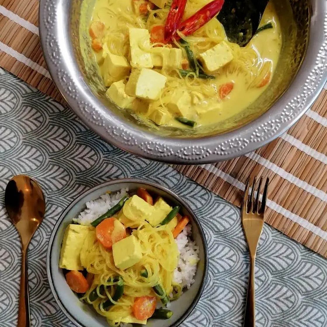 Low FODMAP Tofu Coconut & Turmeric Soup