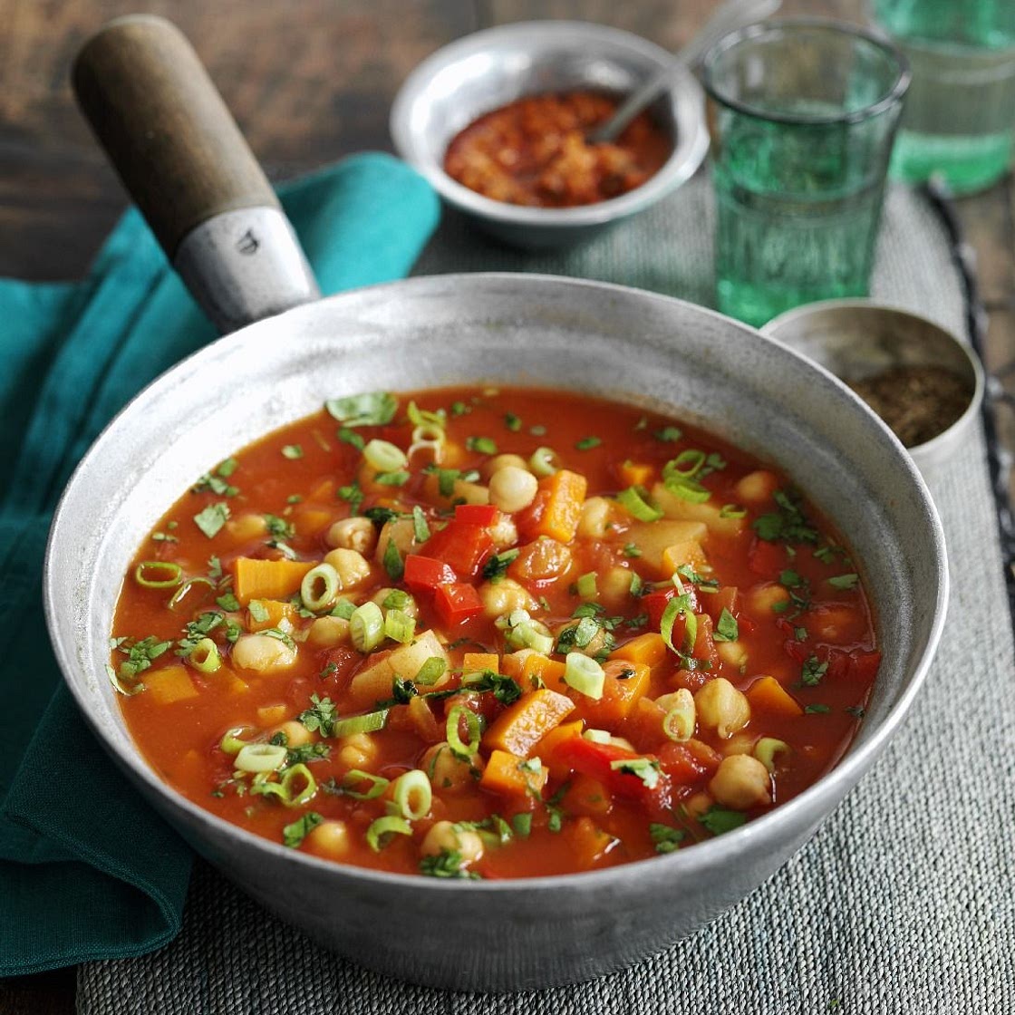 Tomatensuppe mit Hähnchenbrust und Gemüse