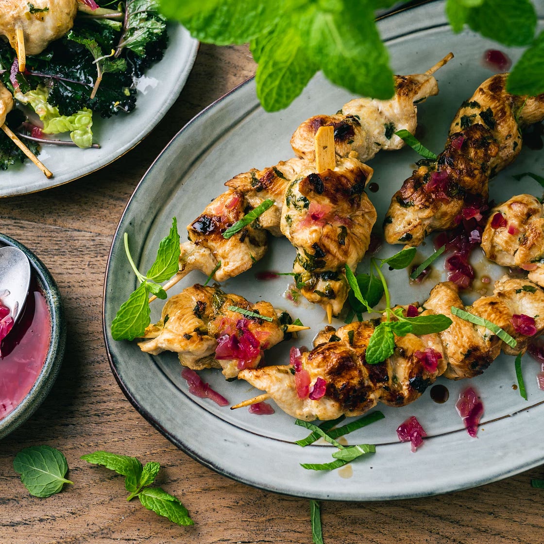 Minz-Hähnchenspieße mit Apfelvinaigrette