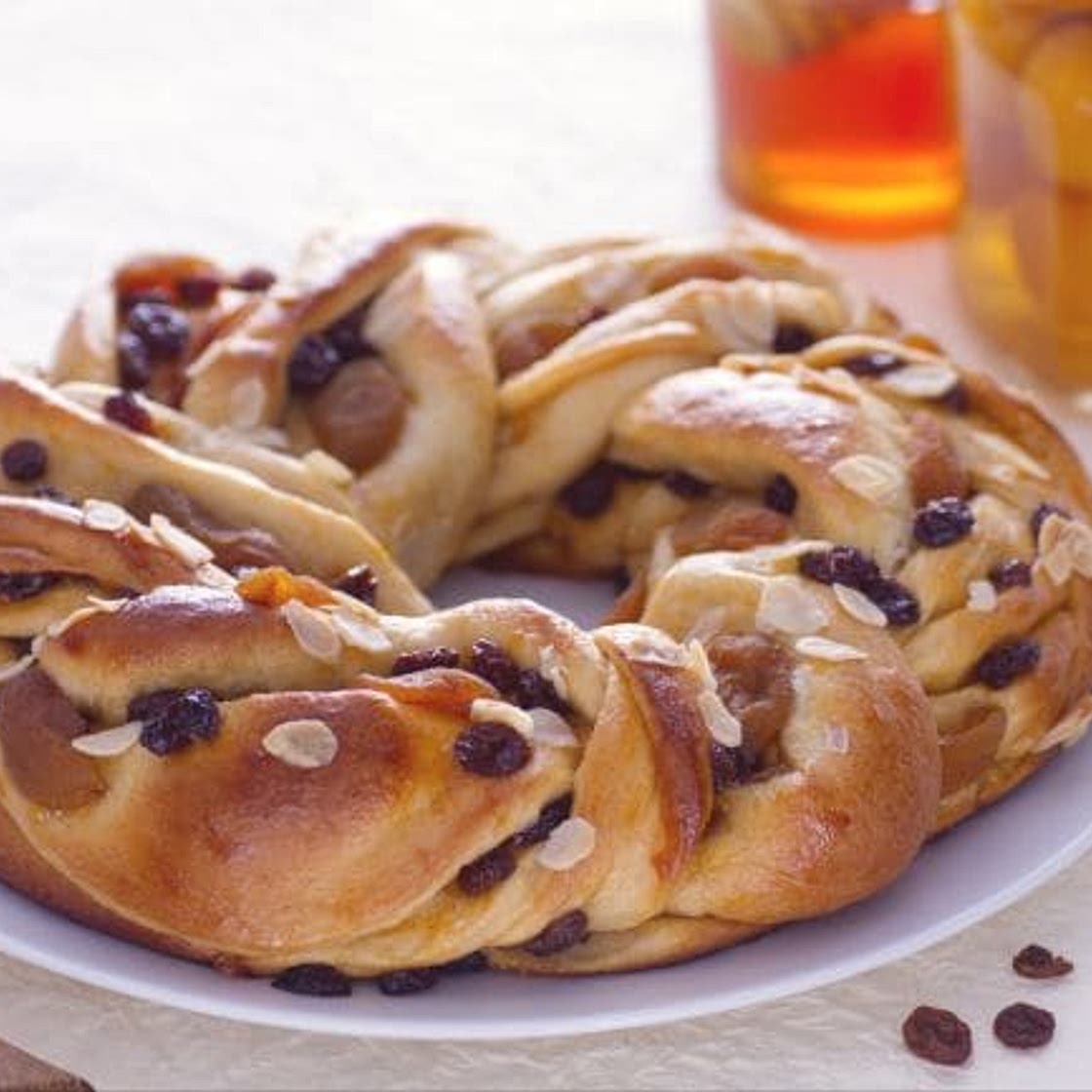 Corona lievitata di albicocche e moscato