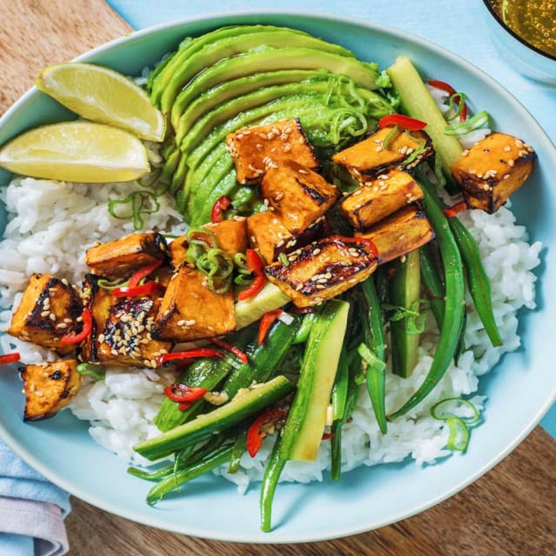Vegane Bowl mit Sesam-Süßkartoffel scharfen Buschbohnen, Avocado und Asia-Dressing