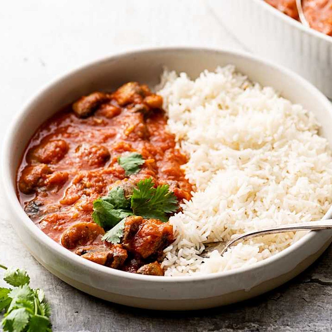 Caril de cogumelos vegan com curcuma e piripíri