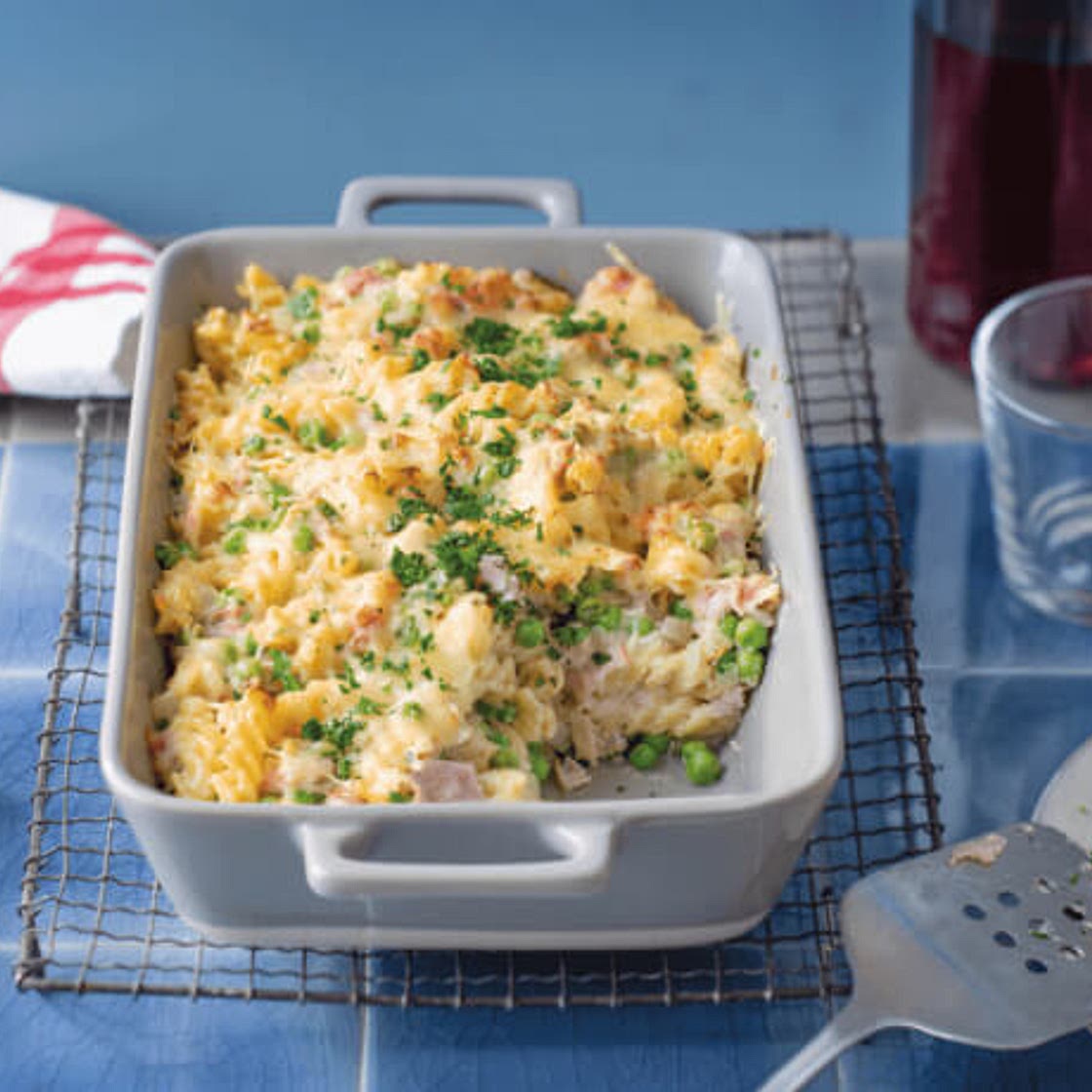 Klassischer Nudelauflauf mit Schinken und Erbsen