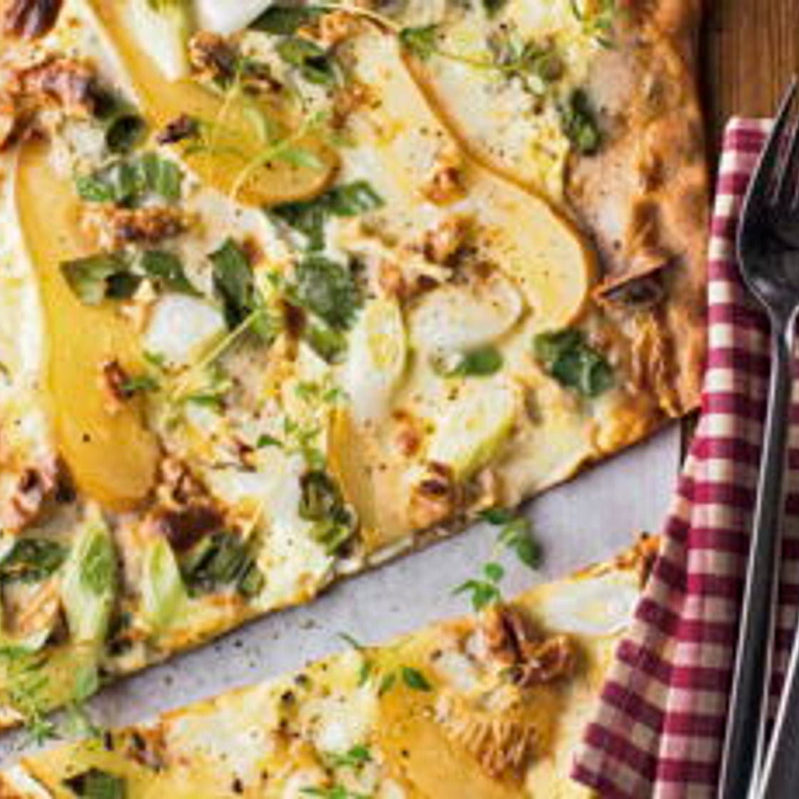 Tarte flambée aux poires et aux noix