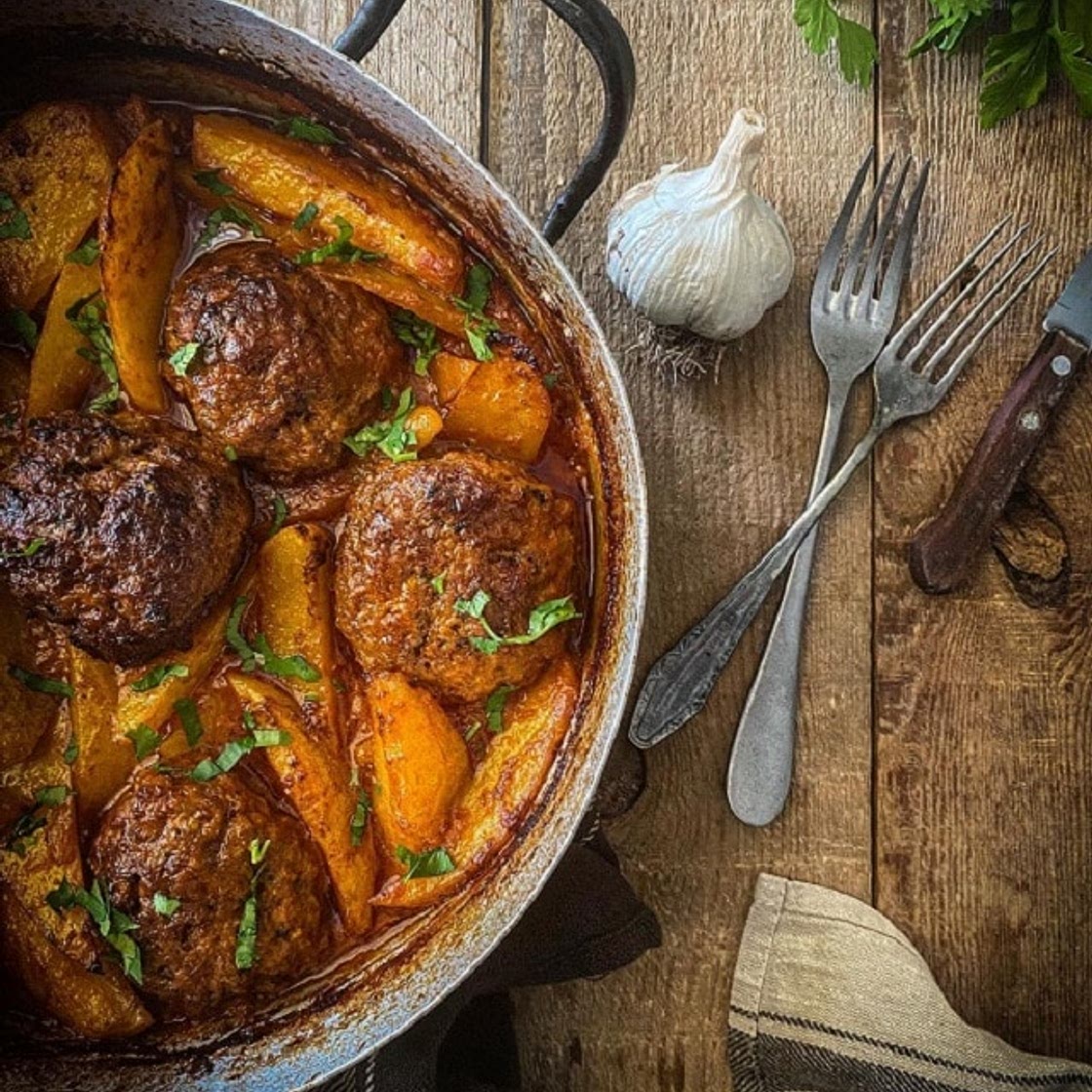 Μπιφτέκια κοκκινιστά με Πατάτες στο φούρνο