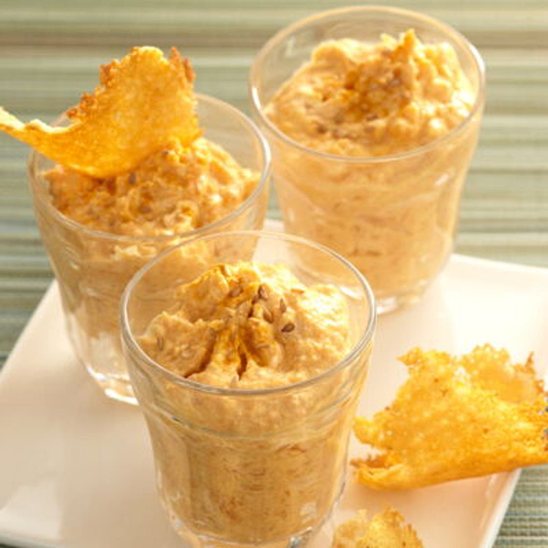 Verrine de mousse de carottes au gingembre frais et tuiles de parmesan