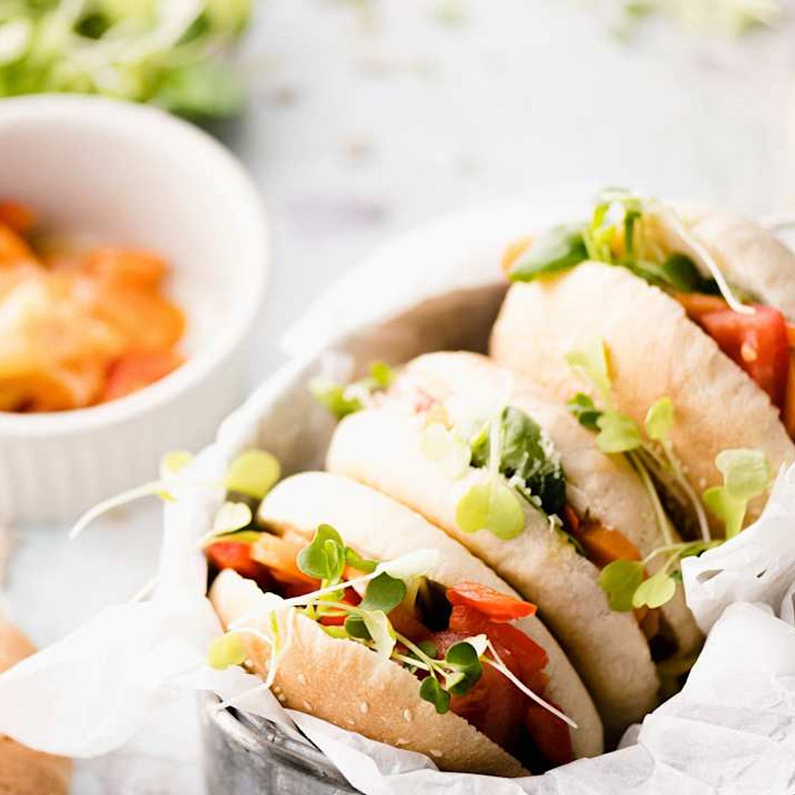 Pãezinhos recheados com legumes e queijo