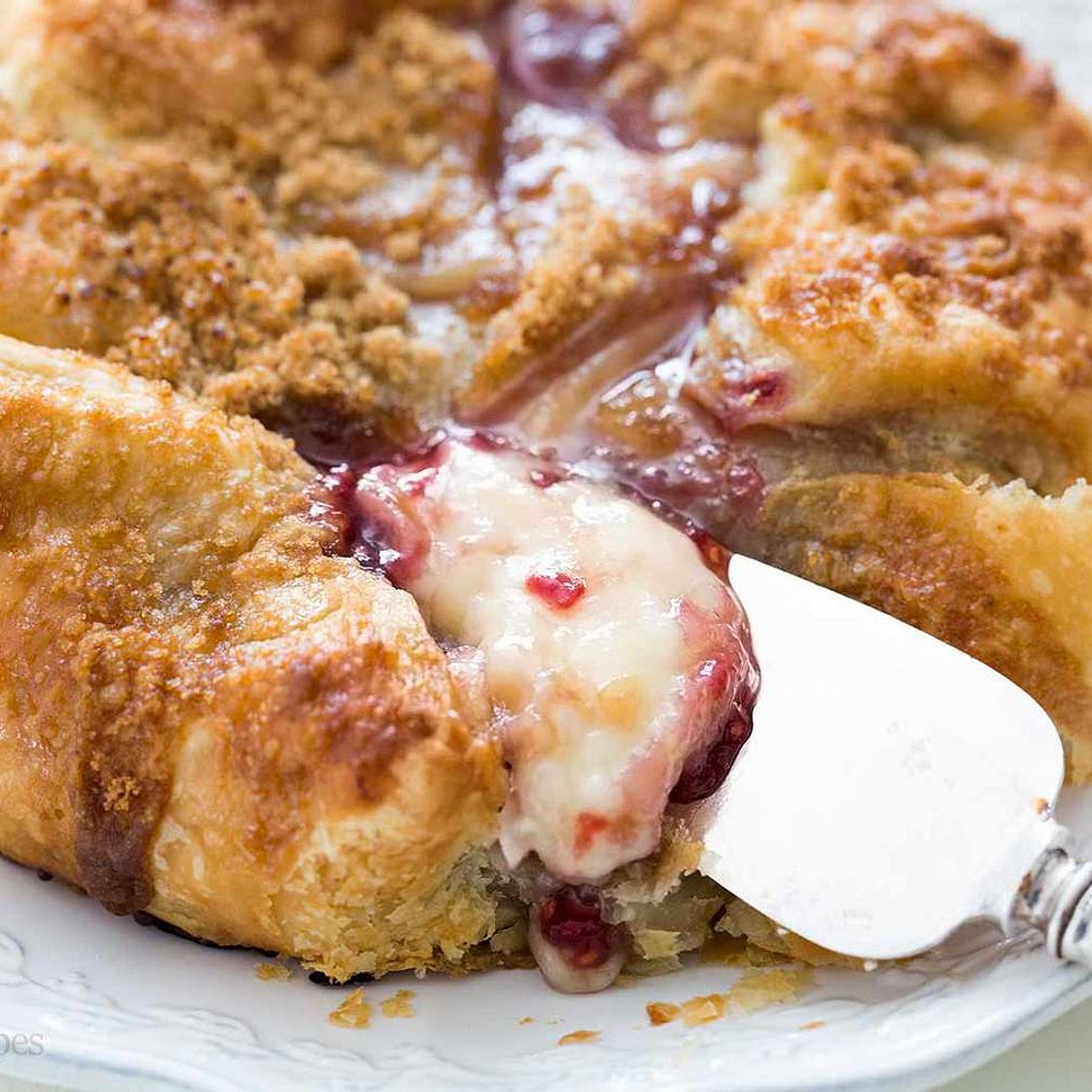 Easy Baked Brie in Puff Pastry