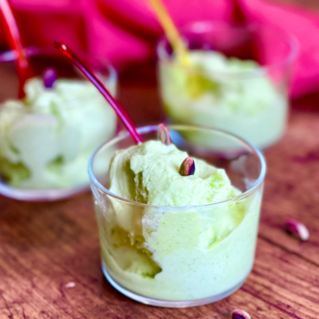 Gelato al pistacchio con la gelatiera