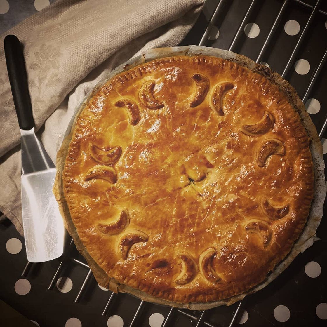 Tourte À L Ail, Fromage, Raisins Et Épices