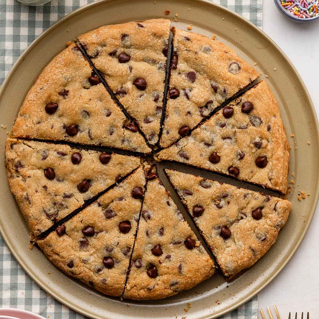 Chocolate Chip Cookie Pizza