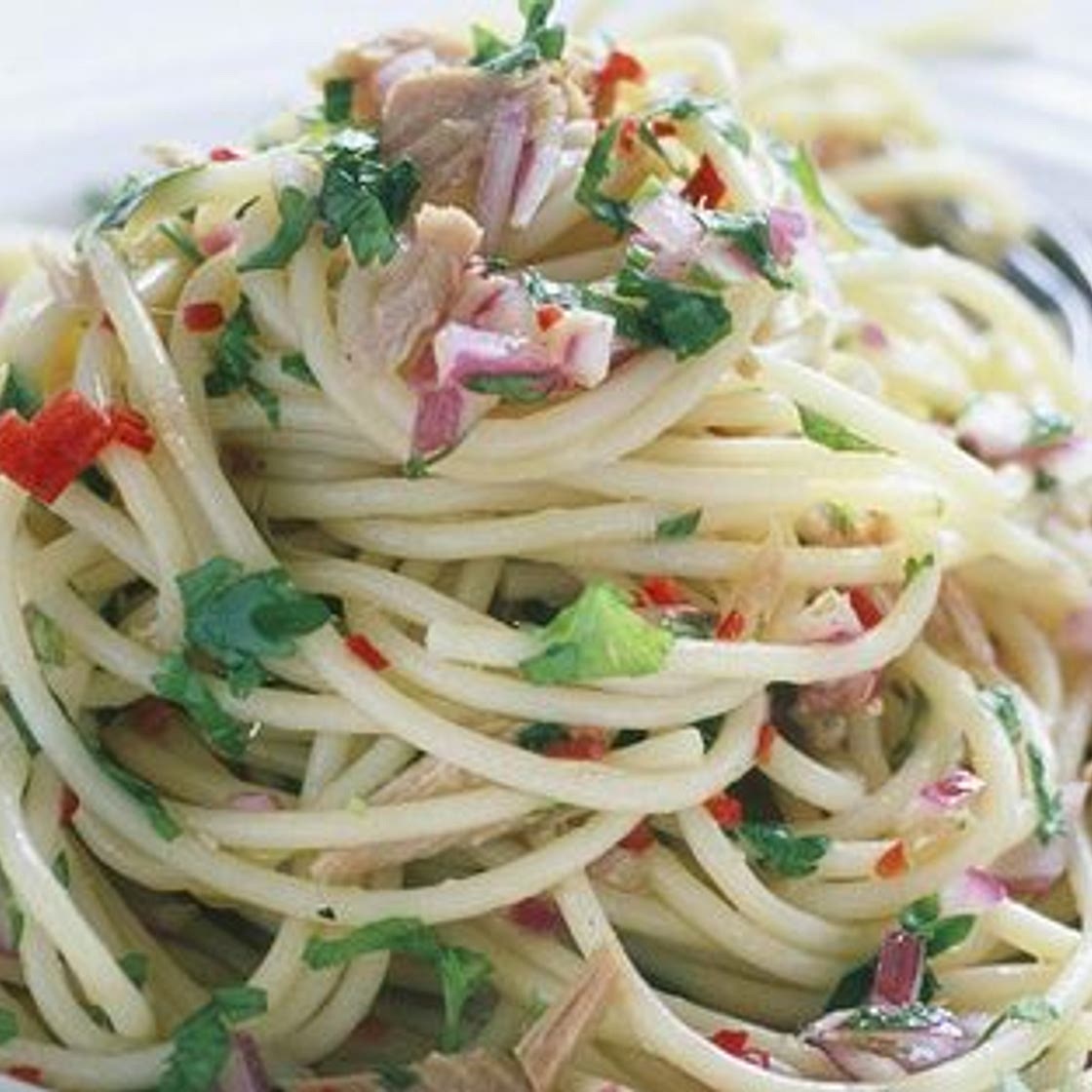 Spaghetti with tuna, capers and chilli