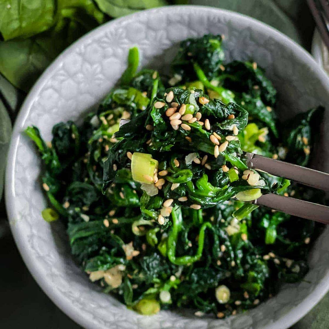Korean Spinach Side Dish - Sigeumchi Namul (시금치나물)