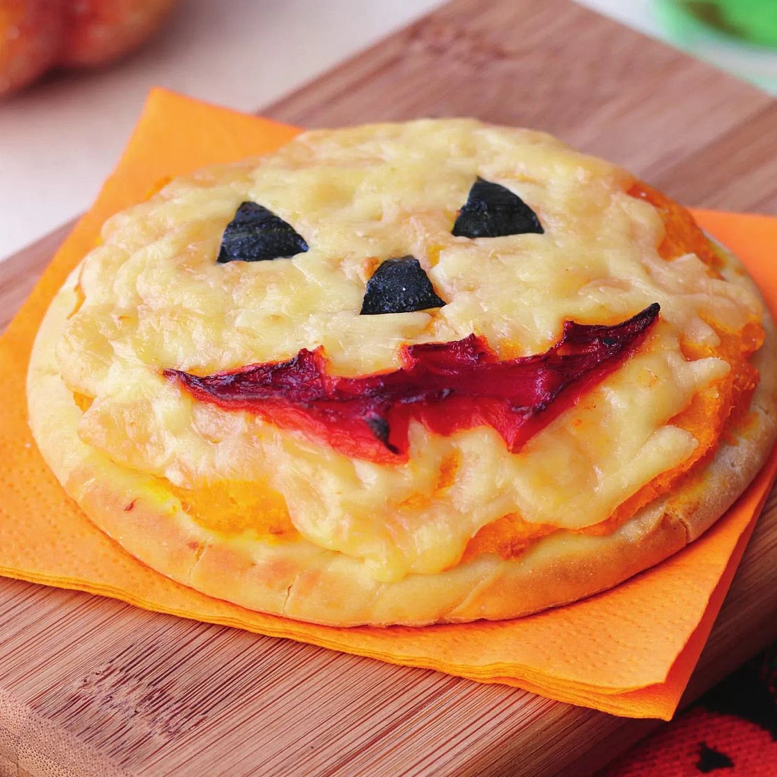 Jack-o’-lantern pumpkin pizza