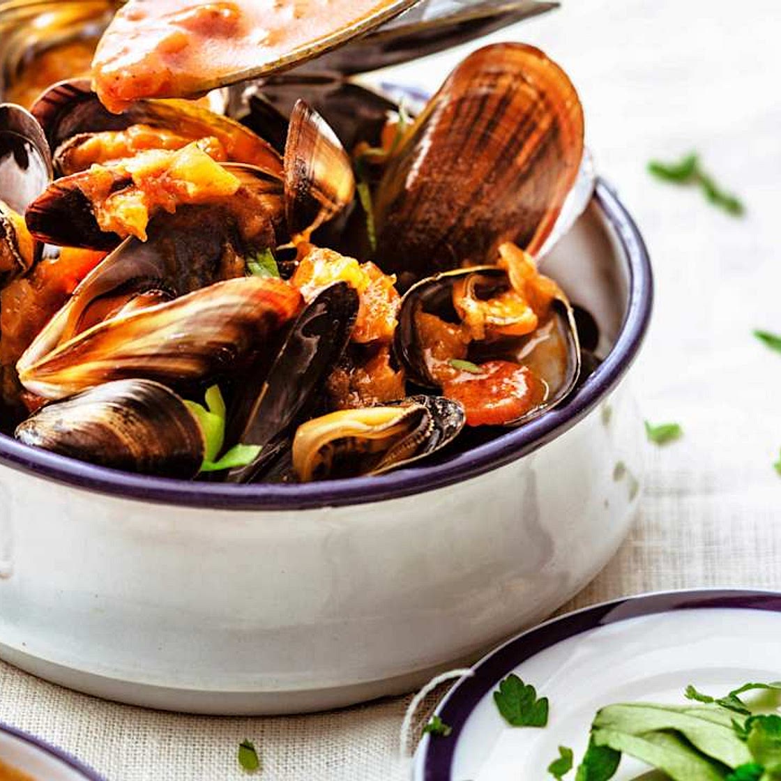 Chilli mussels with thyme and tomatoes