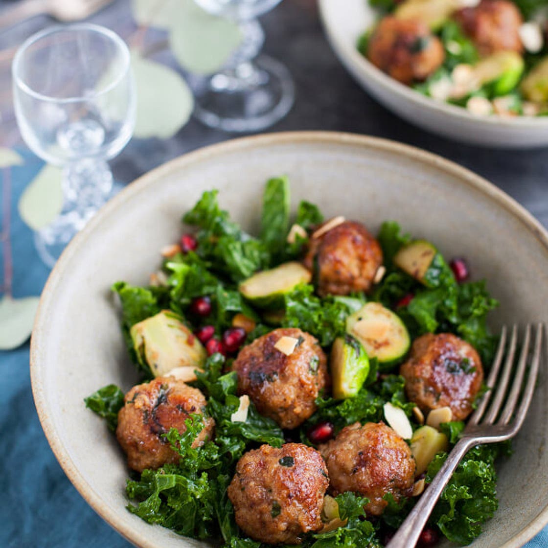 Salade de kale, choux de Bruxelles rôtis et boulettes de dindes glaçées à la confiture