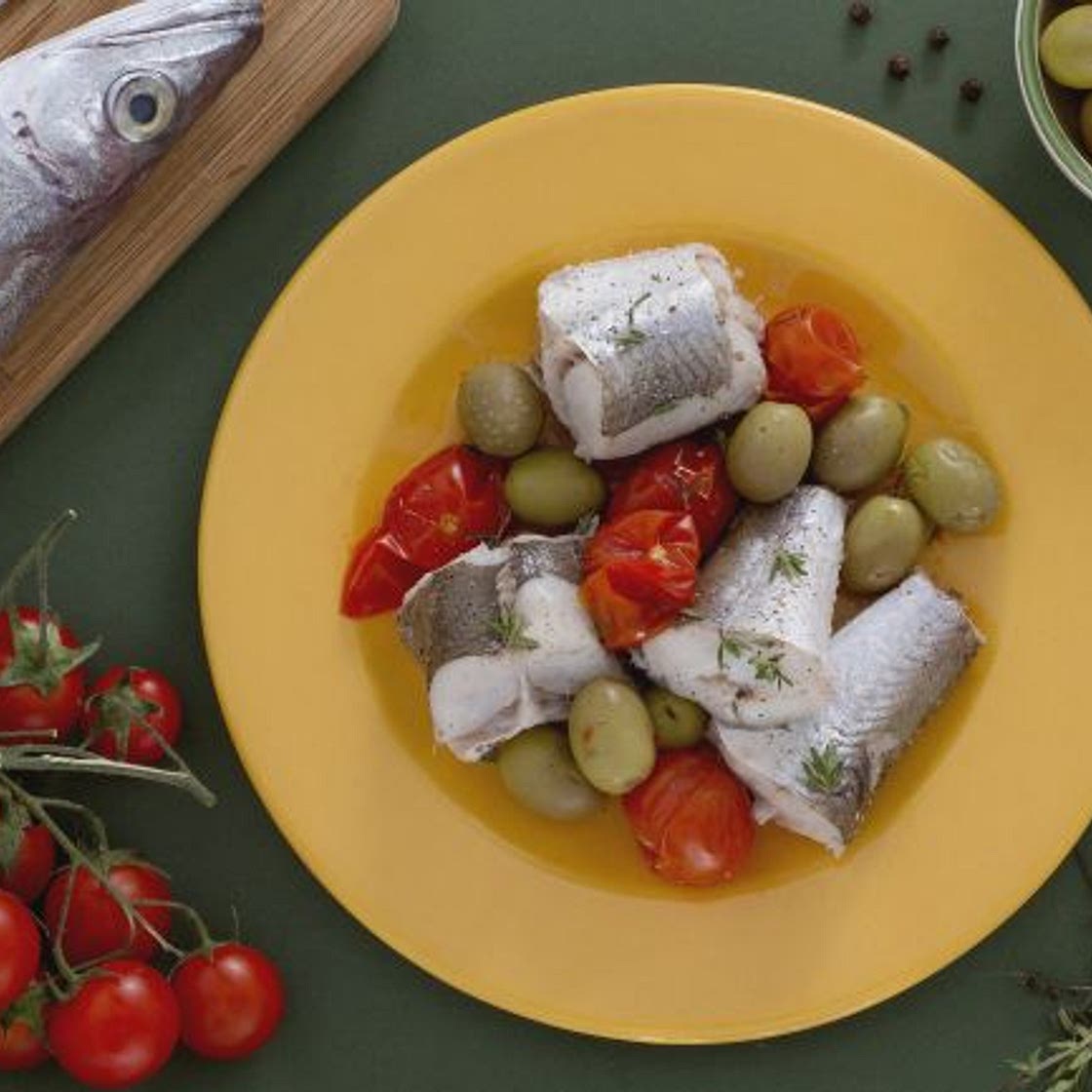 Merluzzo al vapore con olive verdi e pomodorini