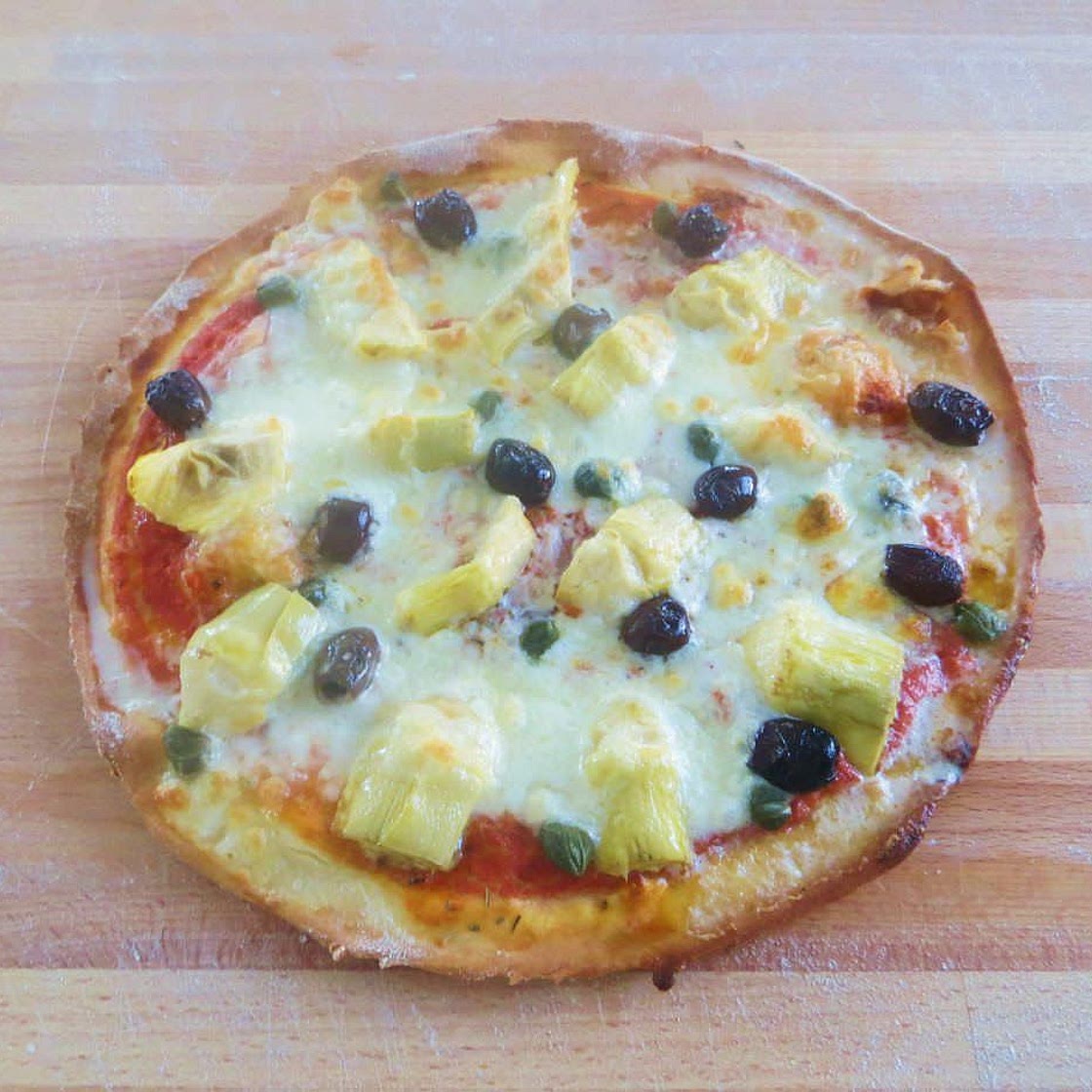 Pizza con olive, carciofini e capperi
