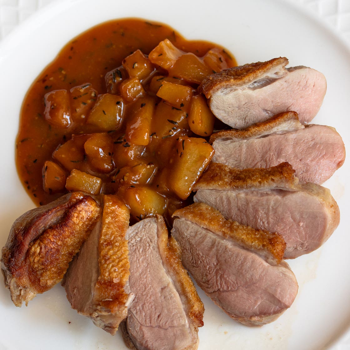 Crispy duck breasts with pear and pepper sauce