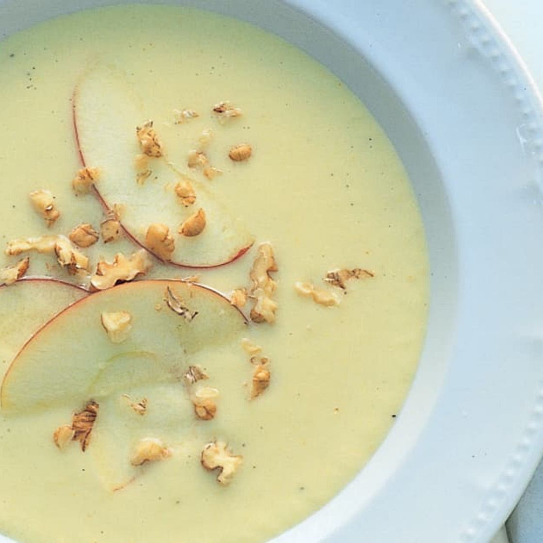 Sellerie-Apfel-Suppe mit Baumnüssen