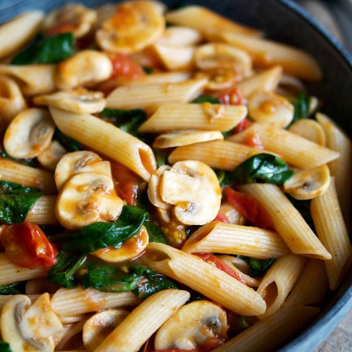 Schnelle Pasta mit Tomaten, Pilzen und Spinat