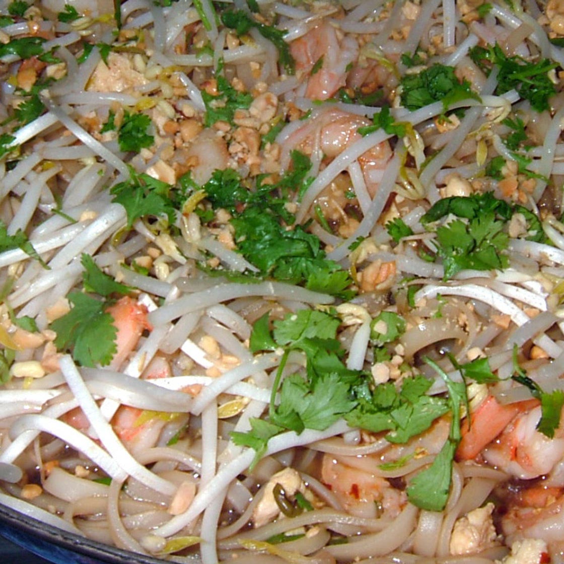 Traditional Chicken & Shrimp Pad Thai