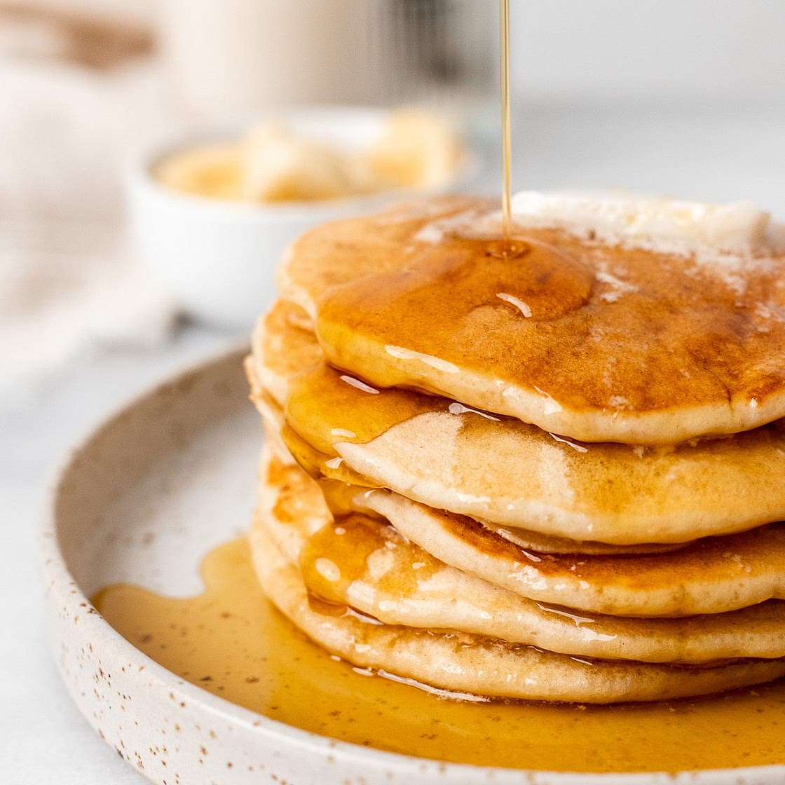 5 Ingredient FLUFFY Vegan Pancakes (ready in 5 minutes!)