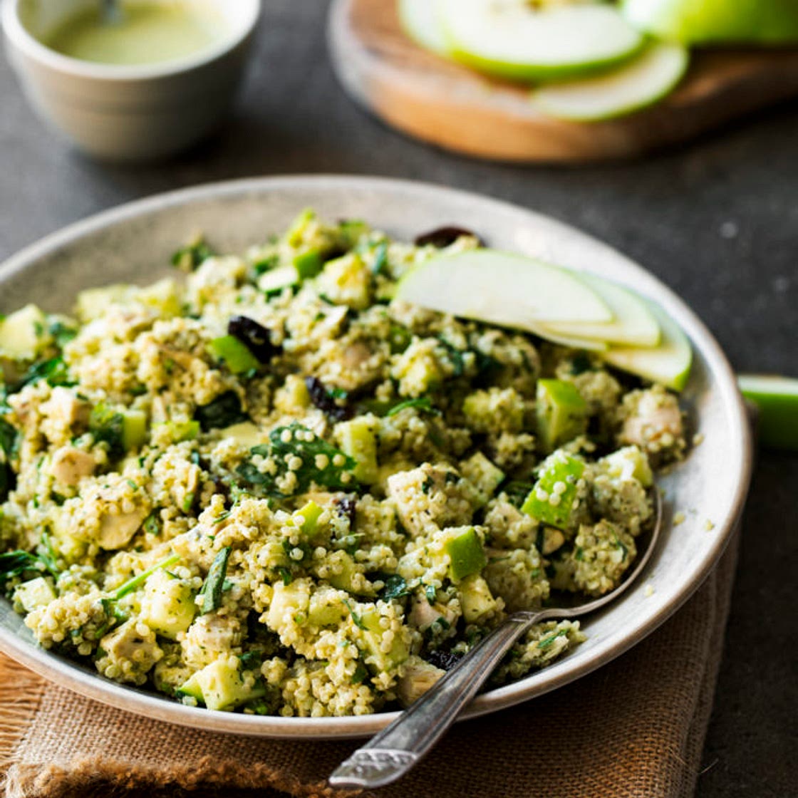 Bol de quinoa, poulet, pommes et canneberges