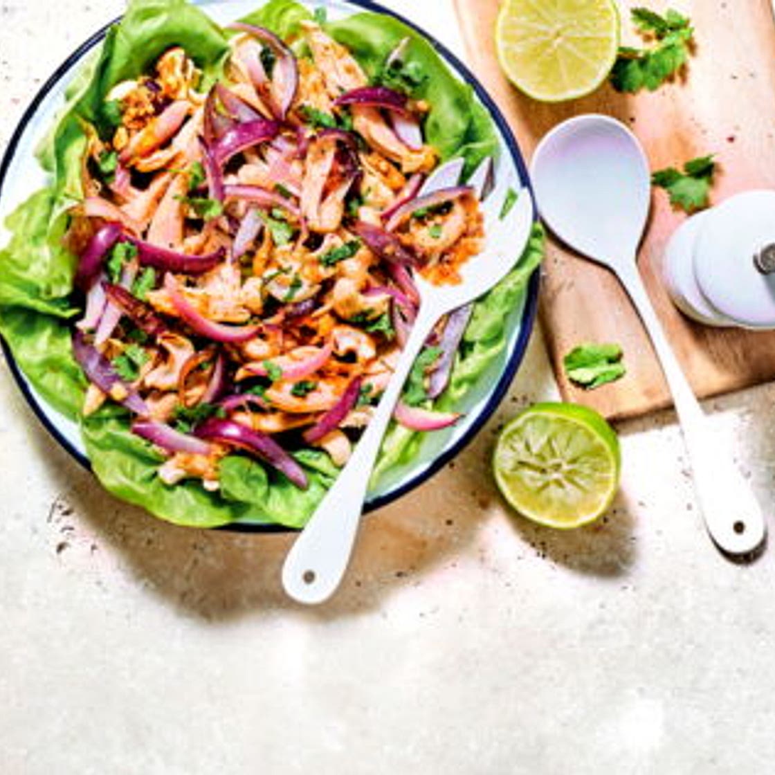 Salade de poulet aux oignons rouges