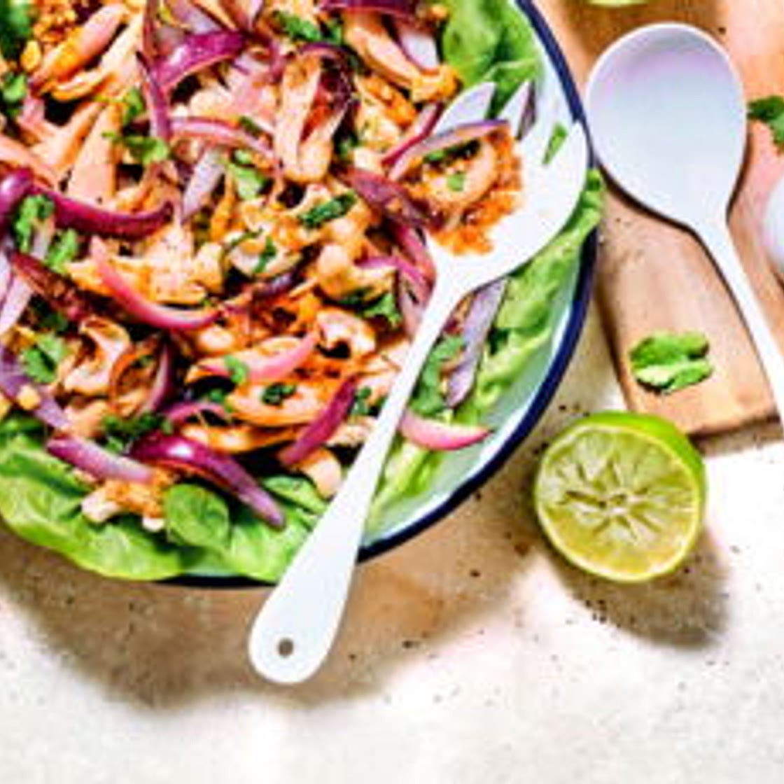 Salade de poulet aux oignons rouges