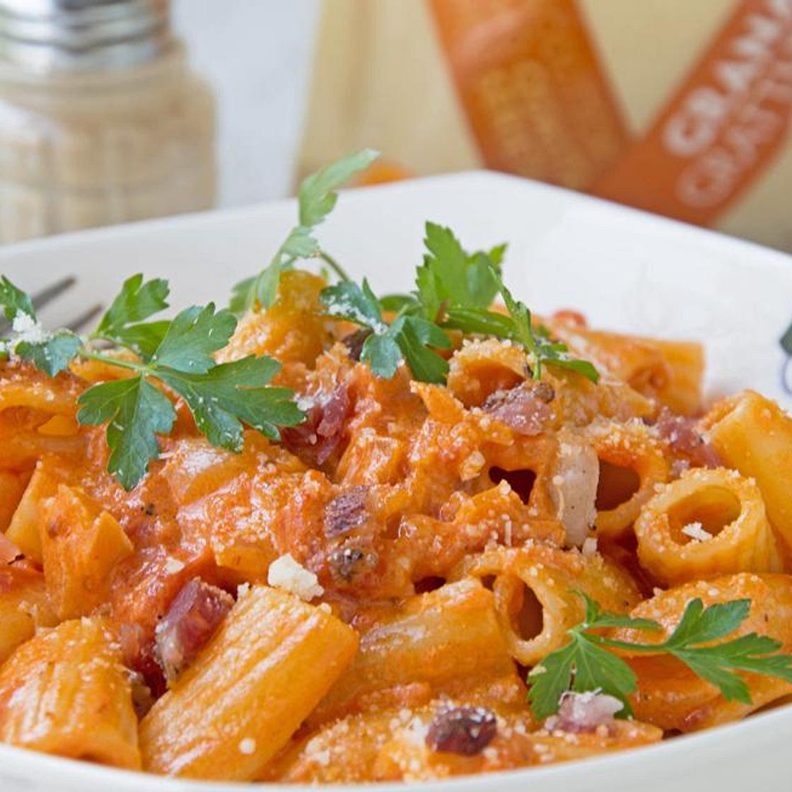 Nudeln mit Rahmsauce und Speck