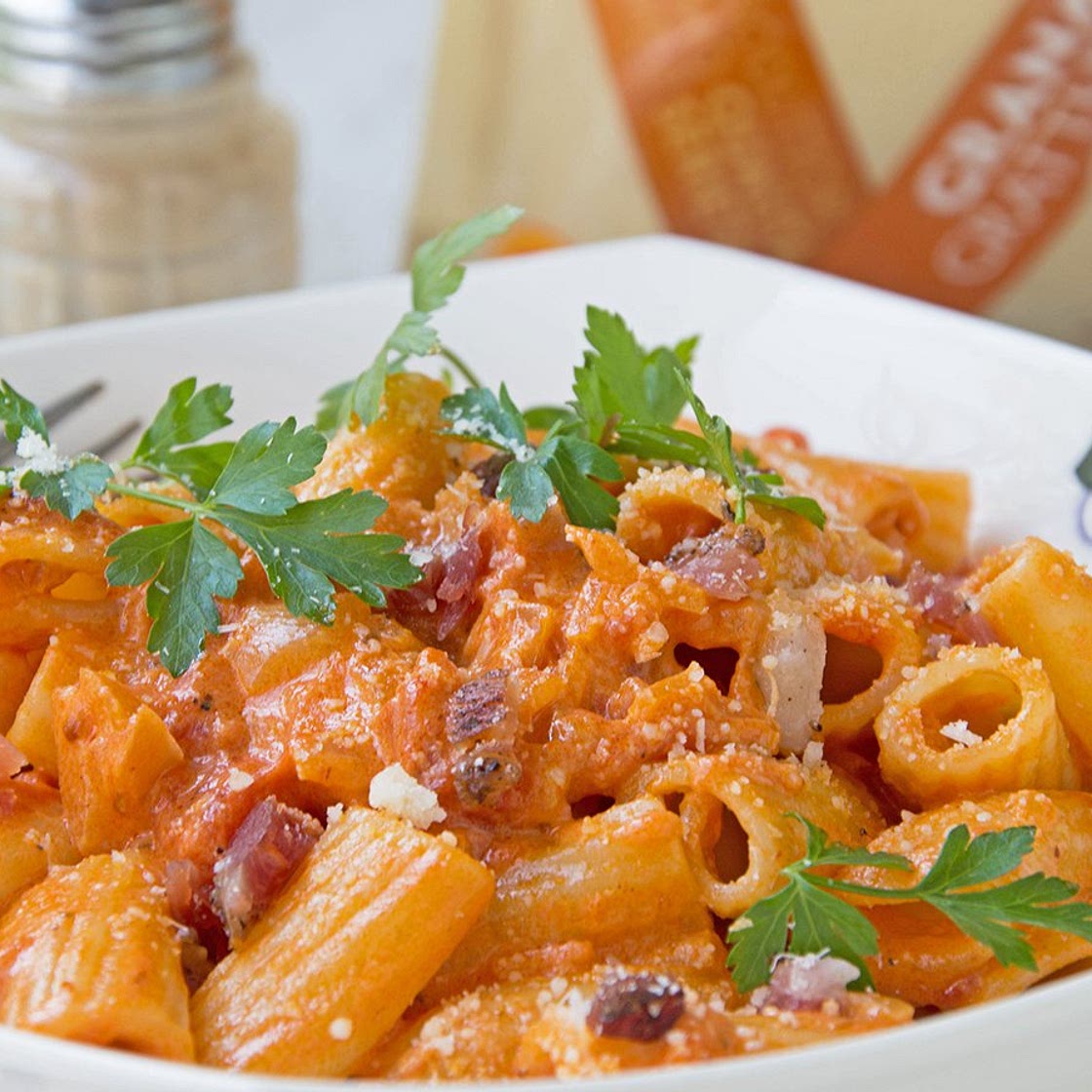 Nudeln mit Rahmsauce und Speck