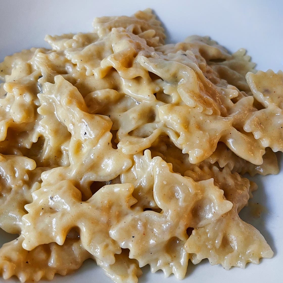 The Creamiest Crock Pot Mac & Cheese Everyone Will Love