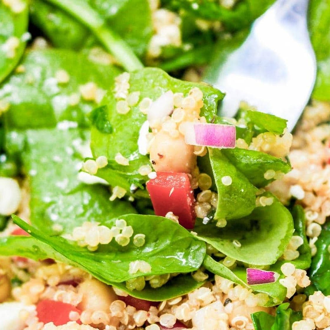 Mediterranean Quinoa Salad with Spinach and Chickpeas Recipe
