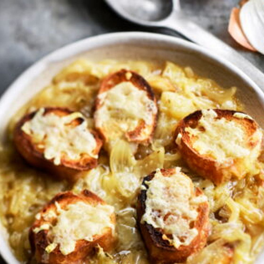 Gratiné aux oignons porto et cantal