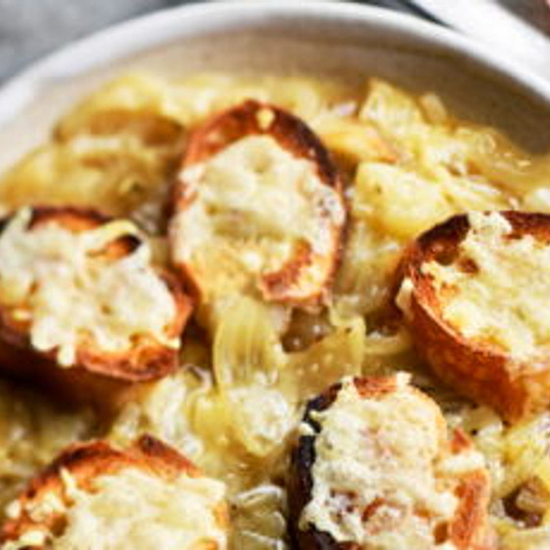 Gratiné aux oignons porto et cantal