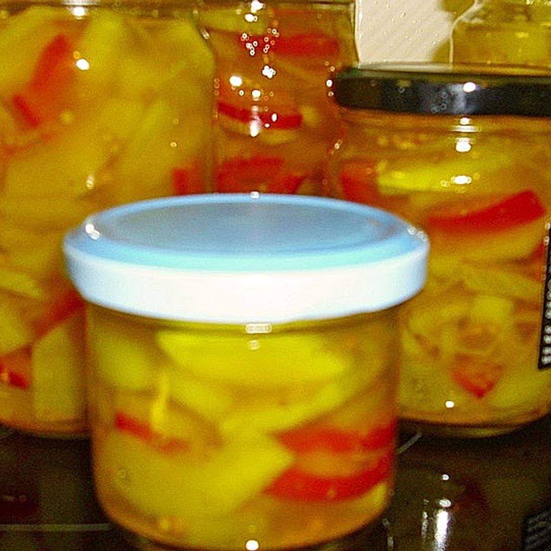 Würziger, eingemachter Zucchinisalat