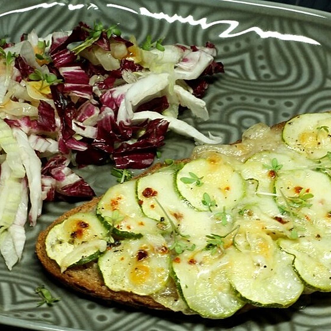 Brot mit Zucchini und Mozzarella