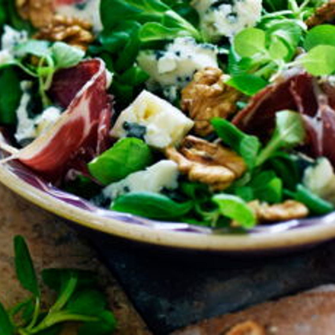Salade de mâche au roquefort coppa et noix