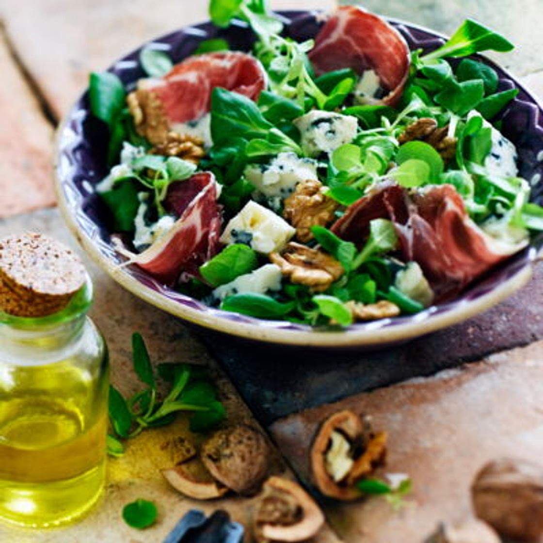 Salade de mâche au roquefort coppa et noix